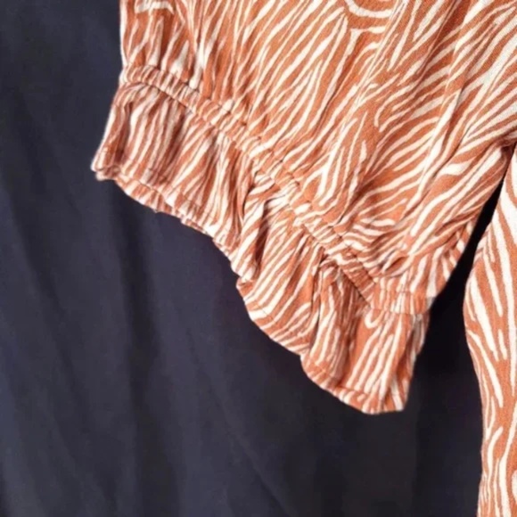 3/$25 Como Blu V Neck Button Down Top - Picture 7 of 12